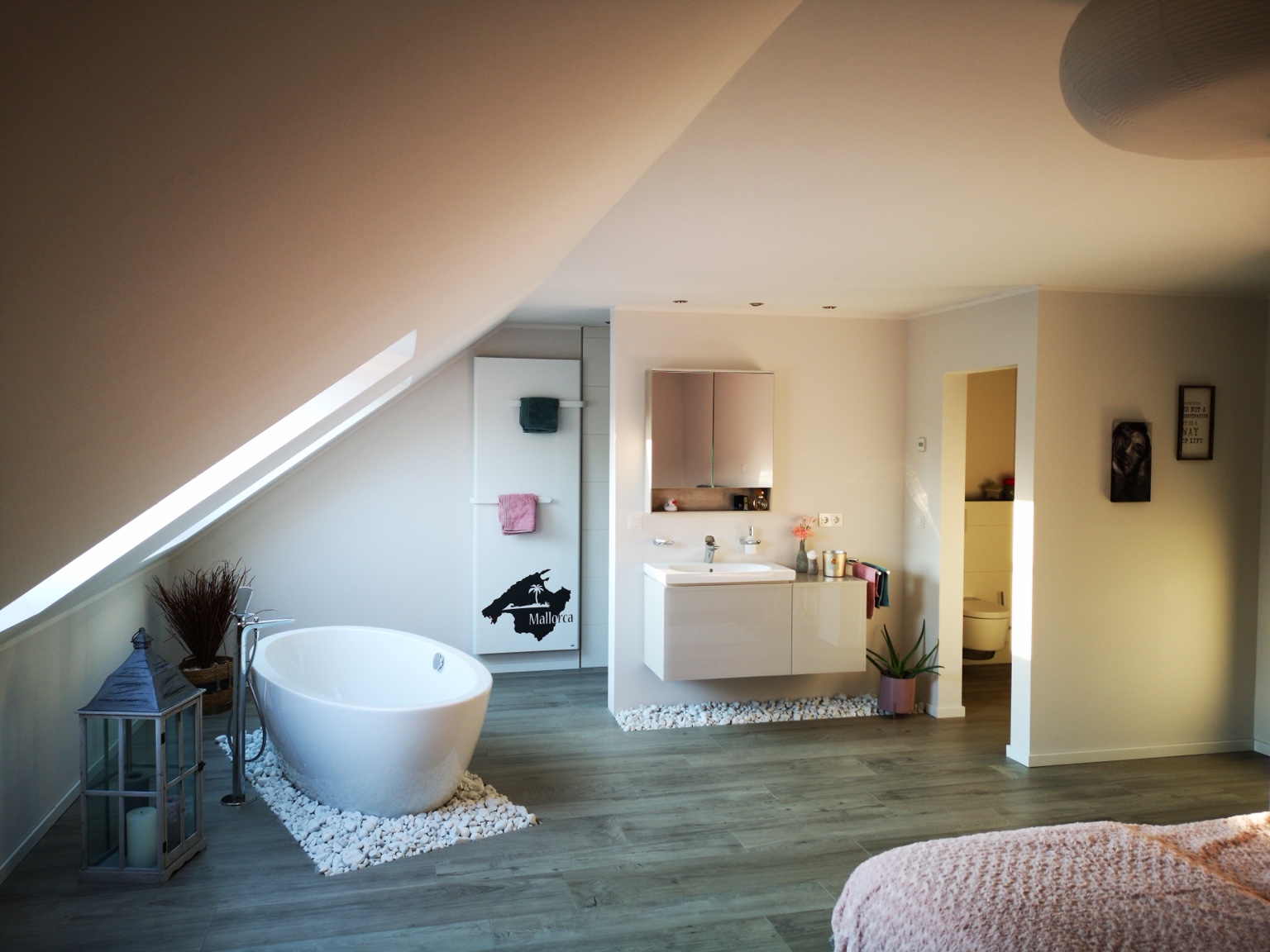 Von Team Sterzenbach gebautes Bad mit freistehender Wanne, Dachfenster und Boden in Holzoptik